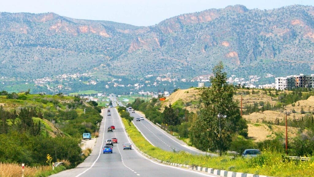 Kıbrıs'ta Trafik Neden Soldan Akar