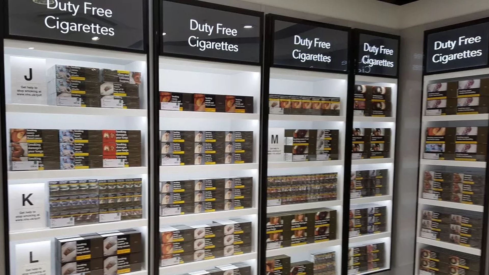 Duty free alanında raflarda sigara kartonları yer alıyor. Kıbrıs'tan kaç karton kaç paket sigara alınacağı hakkında bir yazı için kullanıldı.