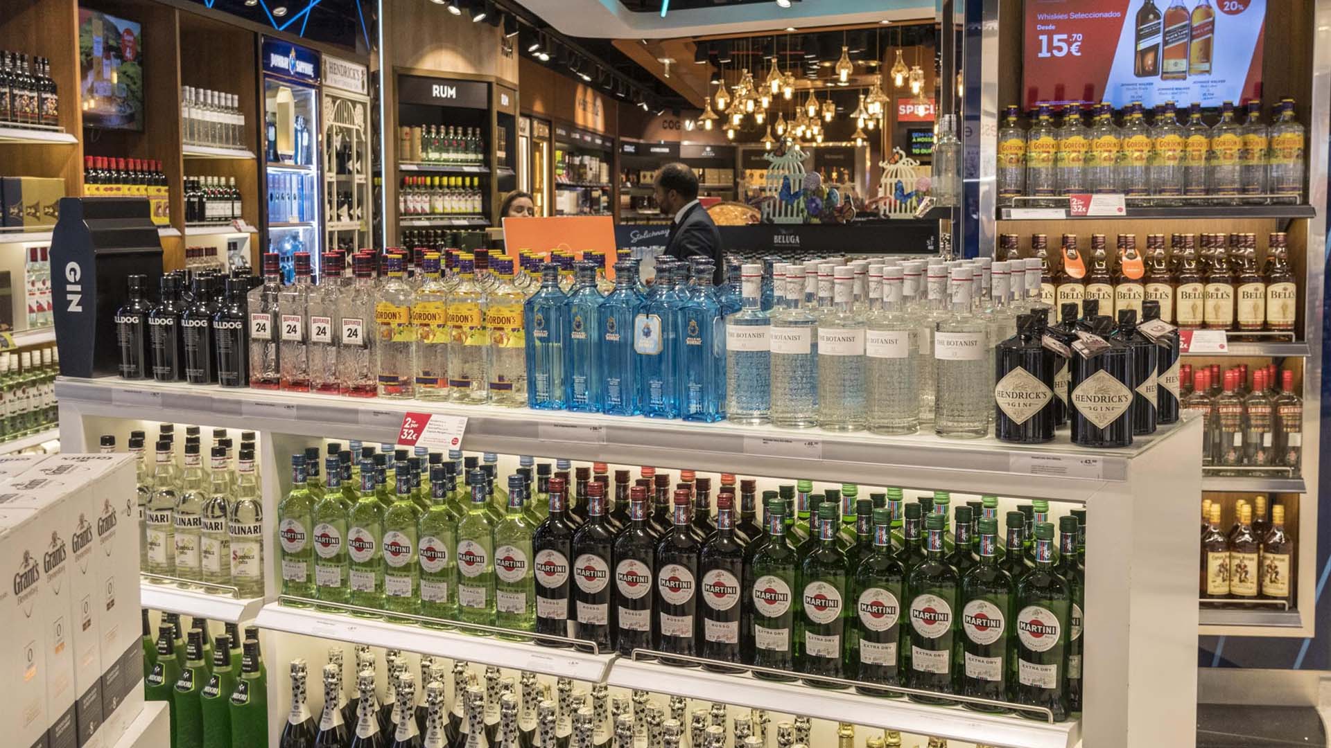 Fotoğrafta duty free mağazasındaki raflar görünmektedir. Raflar içki şişeleri ile doludur. Kuzey Kıbrıs’tan Türkiye’ye Kaç Şişe Alkol Getirebilirim?" başlıklı içerik için kullanılmaktadır.